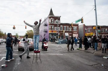 Майка изкара сина си с шамари от протестите в Балтимор (ВИДЕО)