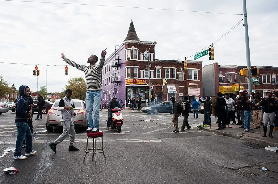 Майка изкара сина си с шамари от протестите в Балтимор (ВИДЕО)