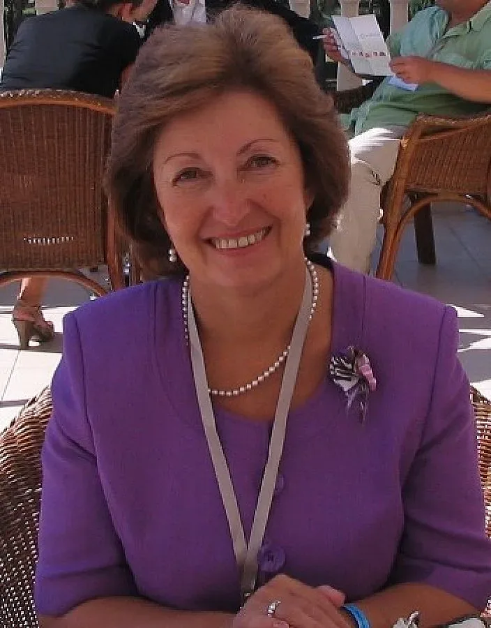 Акушерки и медсестри масово работят на две места