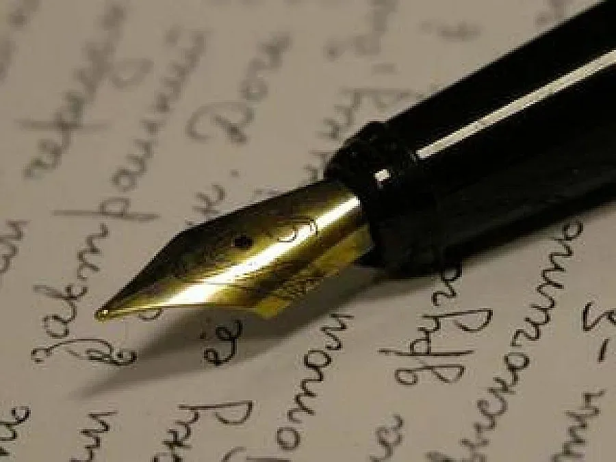 Посланици аплодират победители с есе за Холокоста