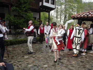 Влюбени се венчаха в родопски носии