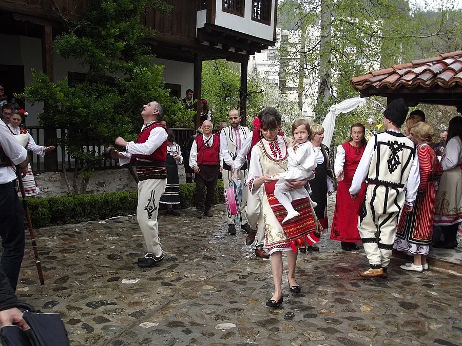 Влюбени се венчаха в родопски носии