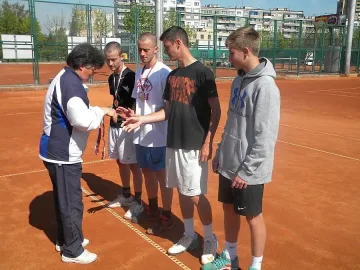 Стартира тенис веригата "17+"