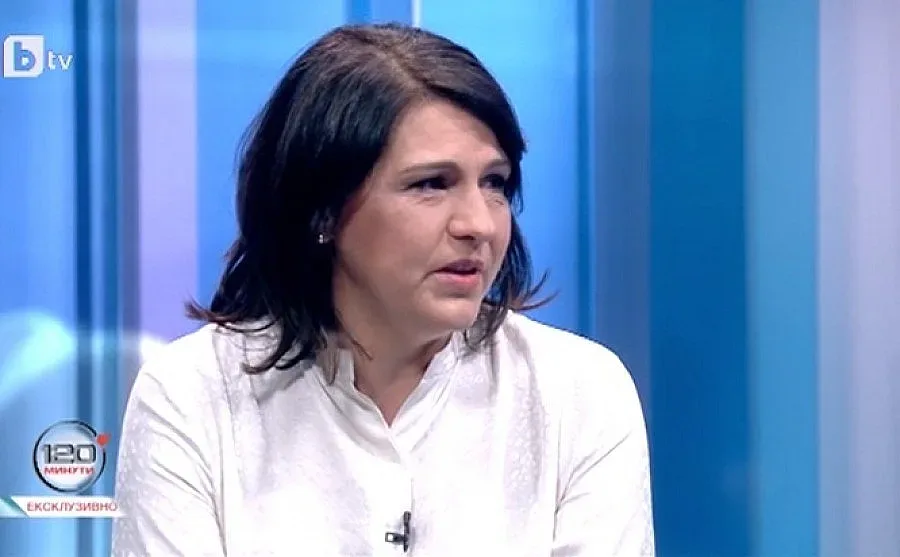 Битото бебе се учи да се храни с биберон