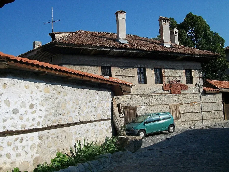 Чужденци на гурме в 200-годишни къщи в Банско