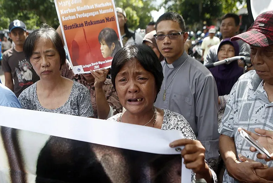 Индонезия се закани да екзекутира двама австалийци