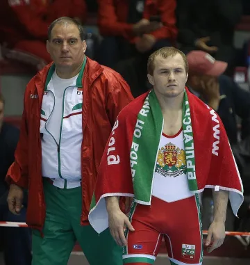 Дубов и Александров със златните пояси в борбата