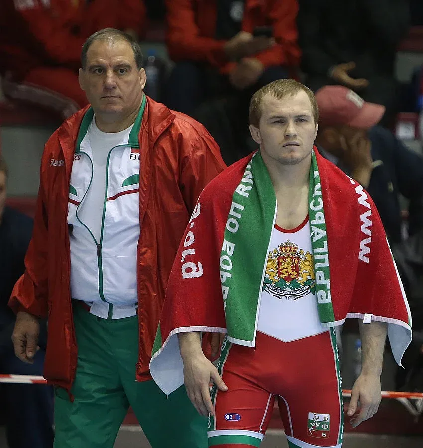 Дубов и Александров със златните пояси в борбата