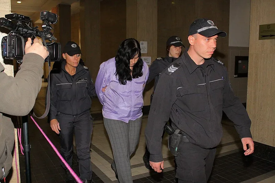 Гледат бебето Никол на скенер