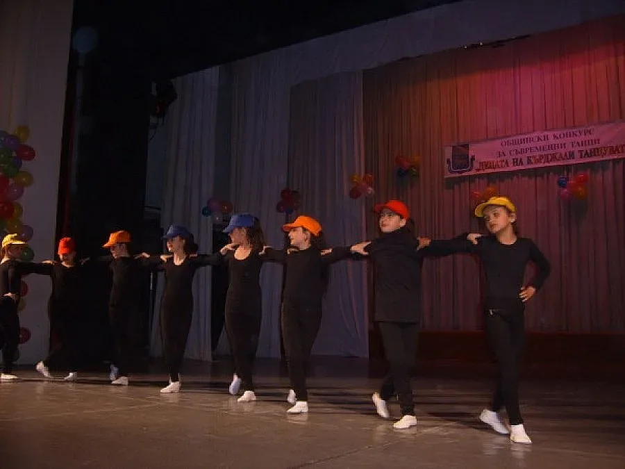 Над 250 деца в конкурс за съвременни танци в Кърджали