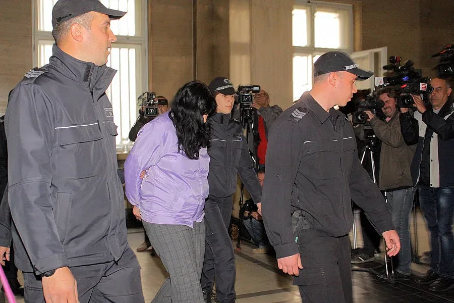 Акушерката остава в ареста 