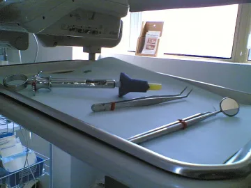 Зъболекар слага пломба на чене