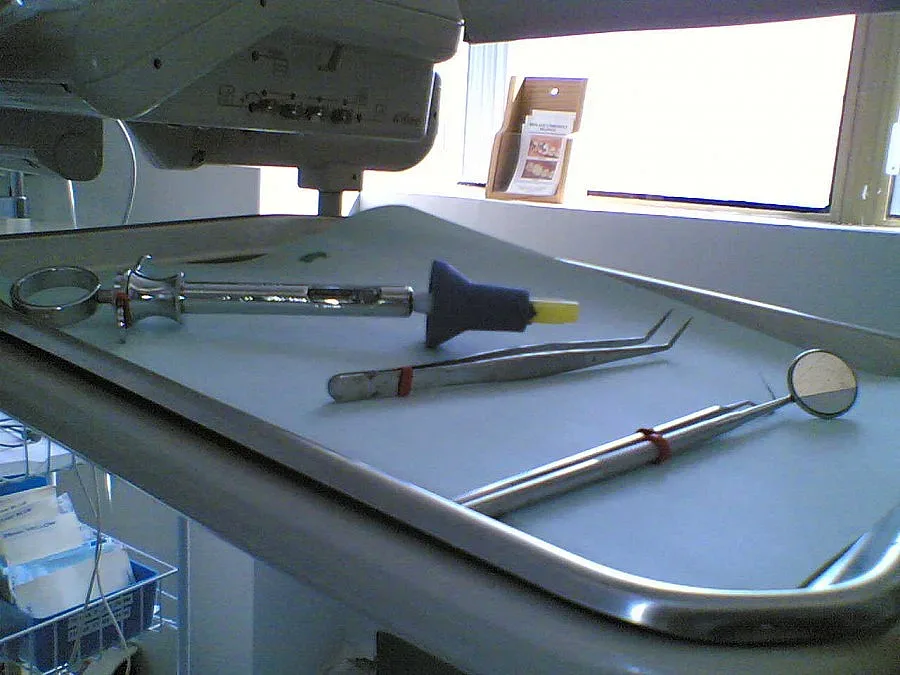 Зъболекар слага пломба на чене