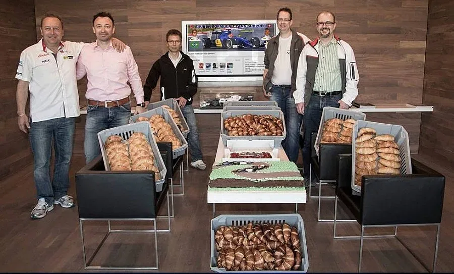 Подсладиха "Заубер" с торти и кроасани 