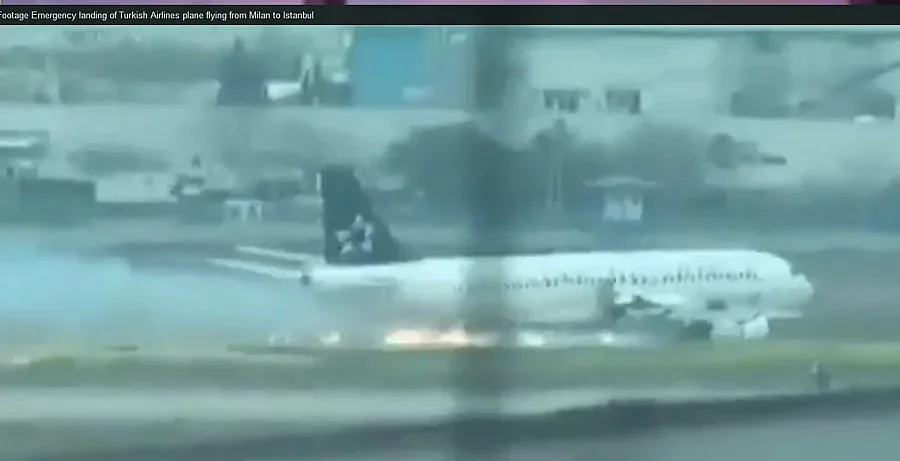 Турски самолет се самозапали в движение (ВИДЕО)