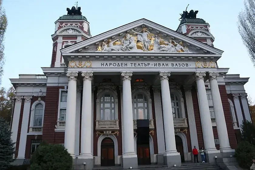 Фурор пред Народния театър, голяма промяна с билетите