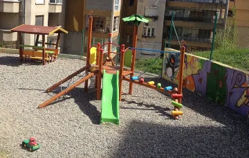 Задигнаха две люлки от детска площадка