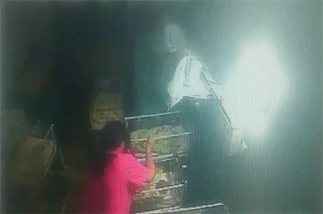 СНИМКИ на побоя на акушерката над бебето 