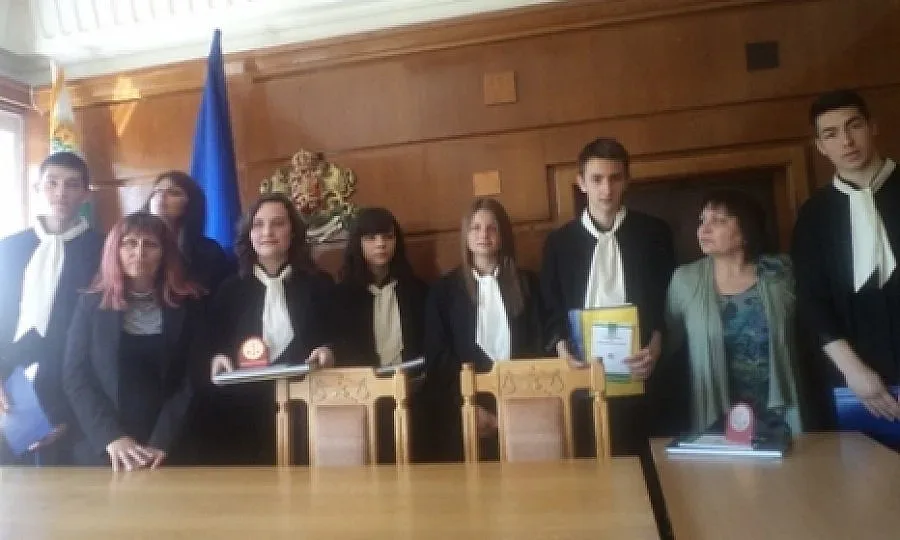 Гимназисти в тоги четоха есета за правото и справедливостта