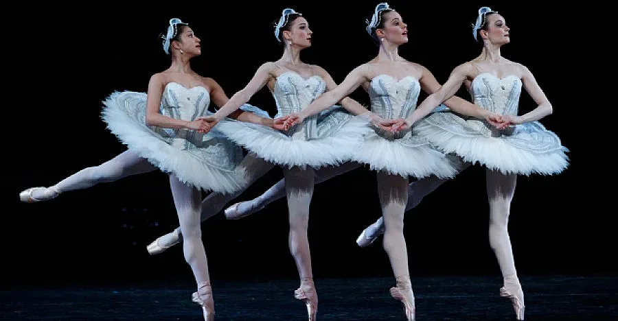 Имперски балет идва с един ТИР декори