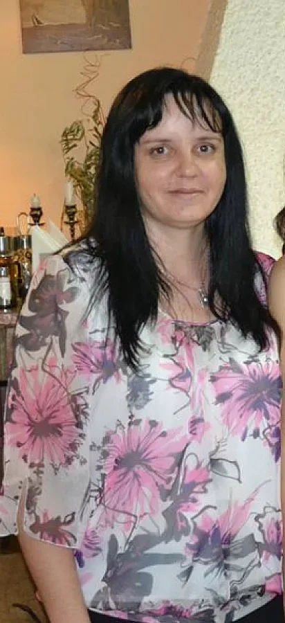 Акушерка преби бебе с шише