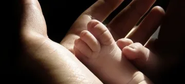 Бебе на 4 дни получи черепно-мозъчна травма в болница