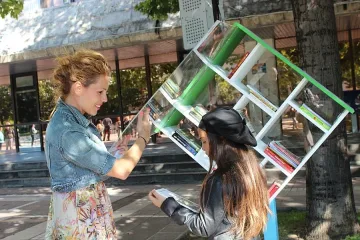 Обновиха къщичките за книги в Благоевград