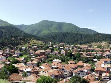 1700 жители на две села искат укрепване на свлачище