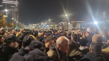 Сблъсък на протести в Белград. Избухнаха размирици