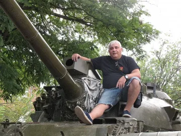 Танкове пазят дома на войвода