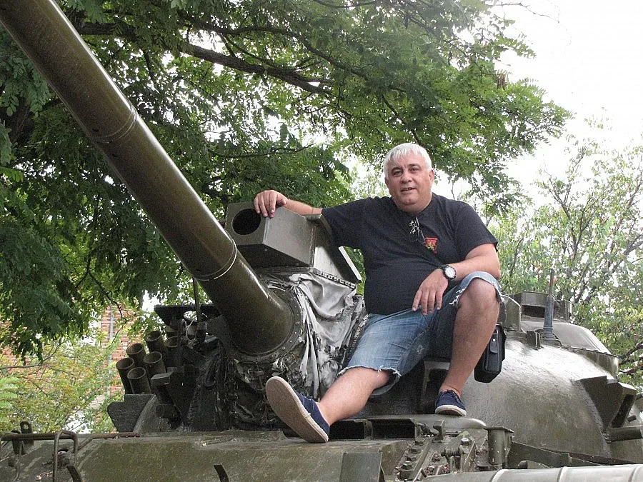 Танкове пазят дома на войвода