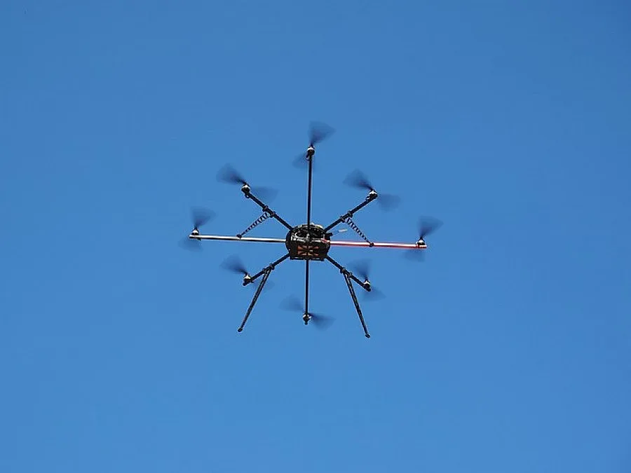 Отровен дрон над кабинета на Абе