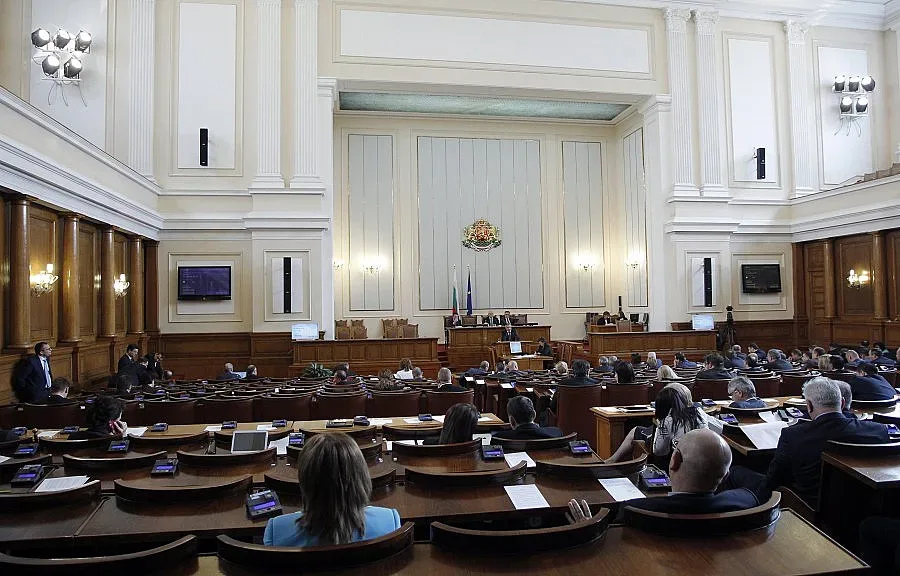 Депутатите отложиха за петък споровете от трибуна