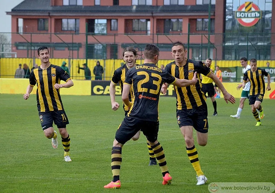 "Канарчетата търсят 4 млн. за стадиона