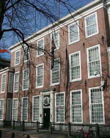 Горя британското посолство в Хага