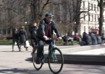 Млад шофьор помете велосипедист в центъра на Сандански