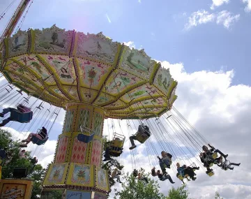 Данъчните проверяват въртележки и сергии