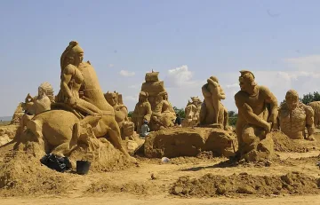 Диви зверове от пясък ще ваят край морето