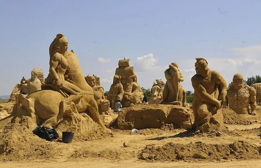 Диви зверове от пясък ще ваят край морето