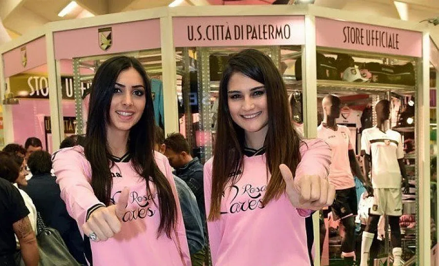 Красавици дебнат Чочев за селфи