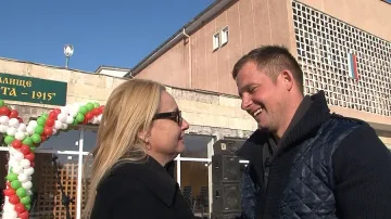 Тони Димитрова награждава младоженеца Наско