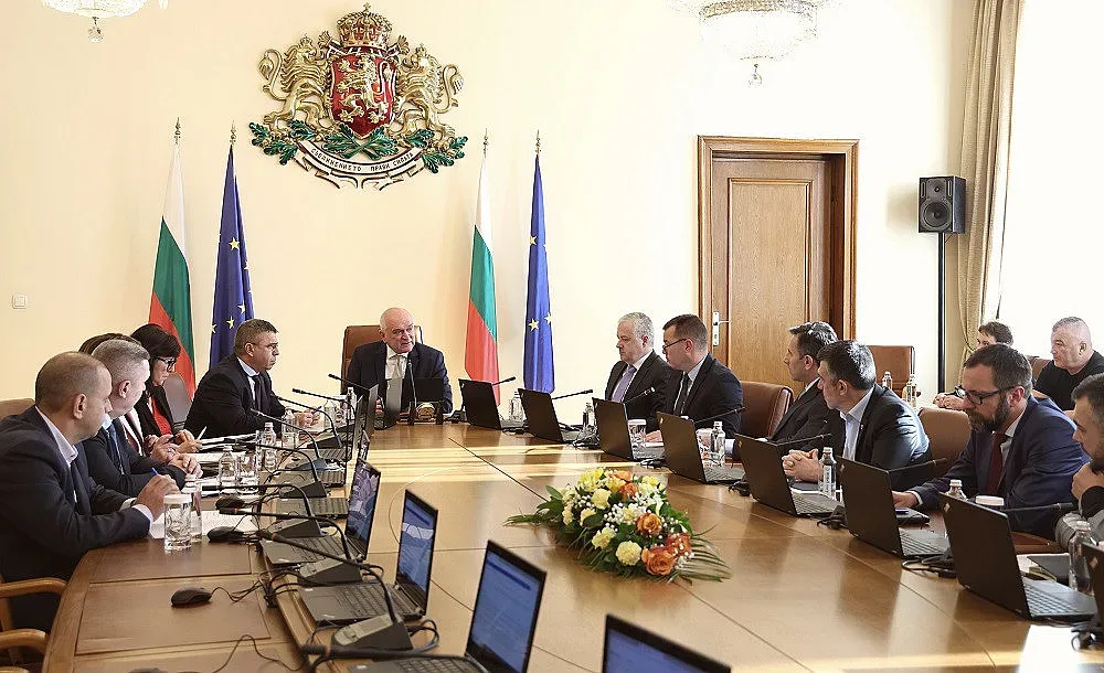 Главчев с извънредни решения за границите. Ключови промени