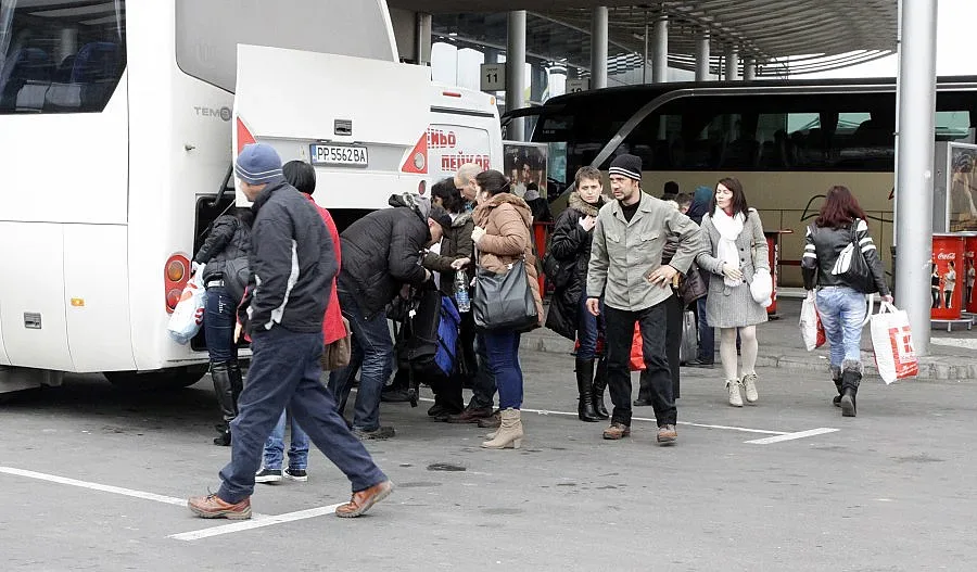 Експерт: Над 30% от фирмите, превозващи хора извън страната, са нелегални