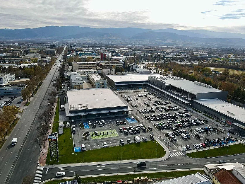 Чудо невиждано позлатява наш град. Най-големият търговски център