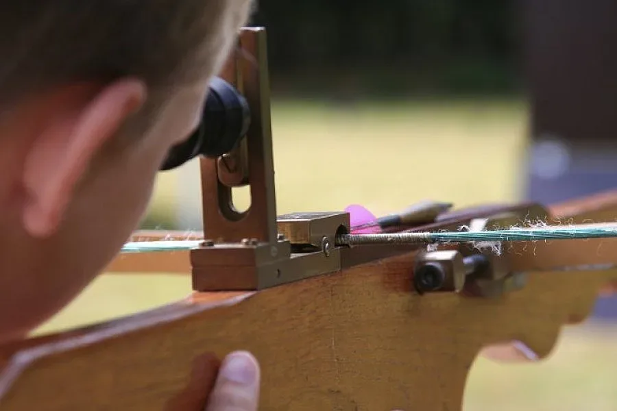 13-годишен застреля с арбалет учителя си