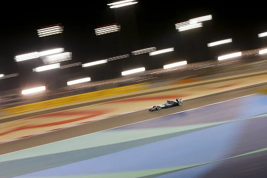 Хамилтън триумфира под зарята в Бахрейн