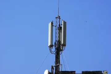 Гледаме опасни ли са антените в нета