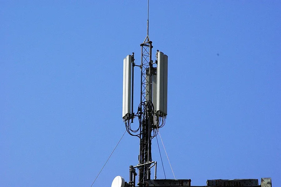 Гледаме опасни ли са антените в нета