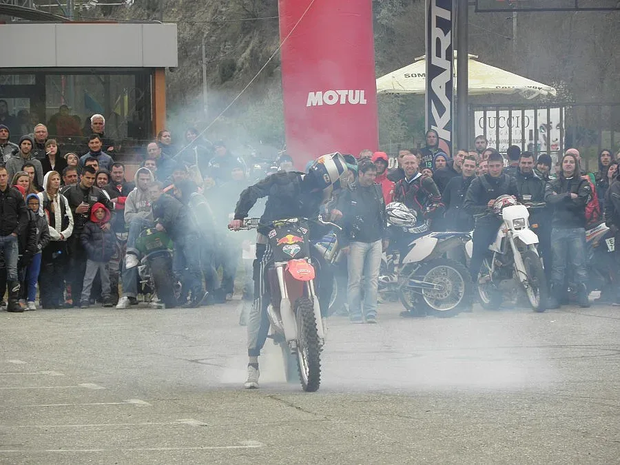 Рев на мотори, рок и бира край шосето за Гърция 