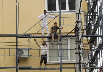 Безплатна дограма и измазване на стената